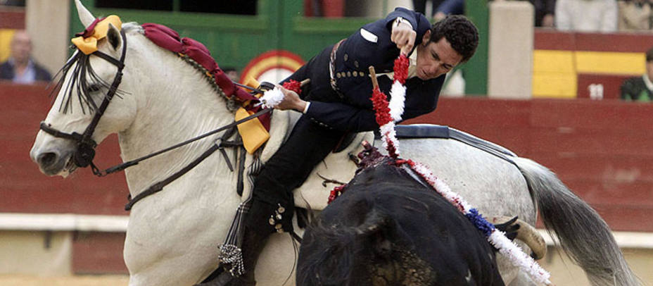 Leonardo Hernández saludó la única ovación de la tarde en el festejo de rejones de Teruel. ARCHIVO