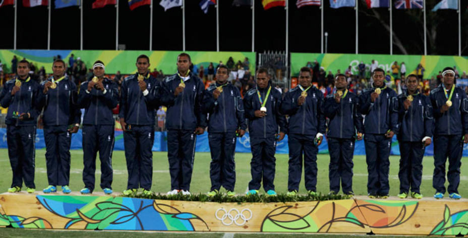 Los jugadores de Fiji celebran en el podio su medalla de oro. Reuters.