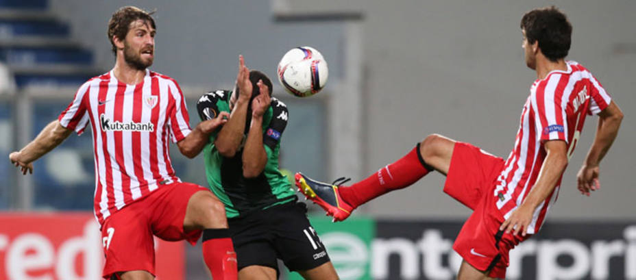 Yeray y Mikel San José ante un rival. REUTERS