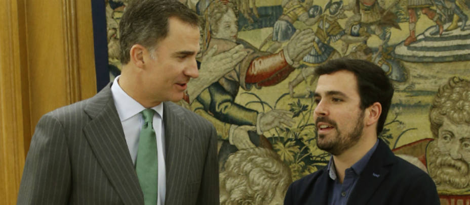 Felipe VI con el candidato de IU, Alberto Garzón, en el Palacio de la Zarzuela. EFE