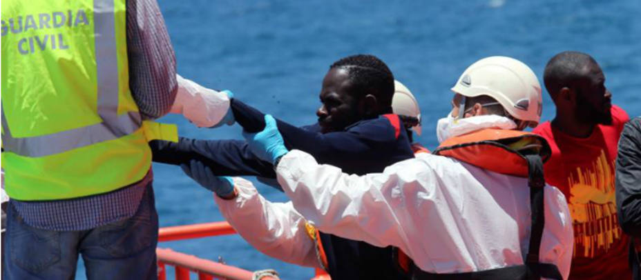 Un voluntario de Cruz Roja atiende en el muelle de Arguineguín (Mogán) a algunos de los 58 inmigrantes que Salvamento Marítimo rescató en aguas cercanas al sur de Gran Canaria. EFE