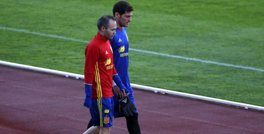 Iniesta y Casillas, en el primer día de concentración de la Selección. REUTERS