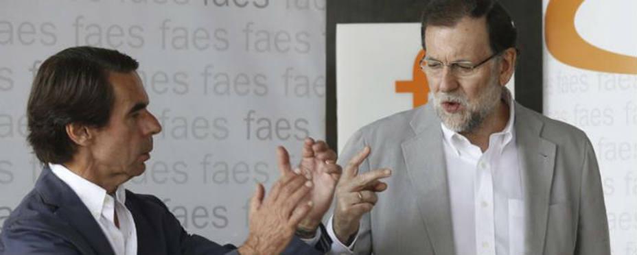 El expresidente Aznar aplaude a Mariano Rajoy tras su dircurso de clausura del Campus Faes. EFE