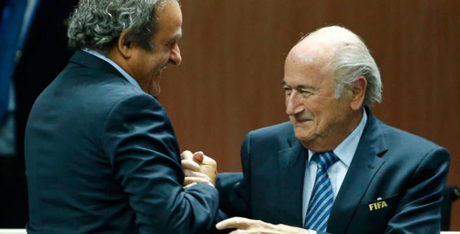 Michel Platini y Joseph Blatter se saludan durante una reunión de la FIFA. Reuters.