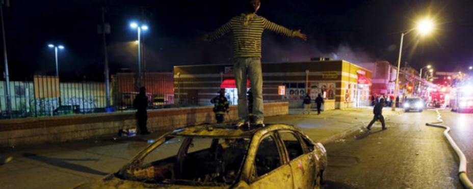 Los jóvenes afroamericanos enfrentándose con las fuerzas del orden. Reuters
