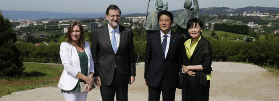 Rajoy, Abe y sus esposas / Foto EFE