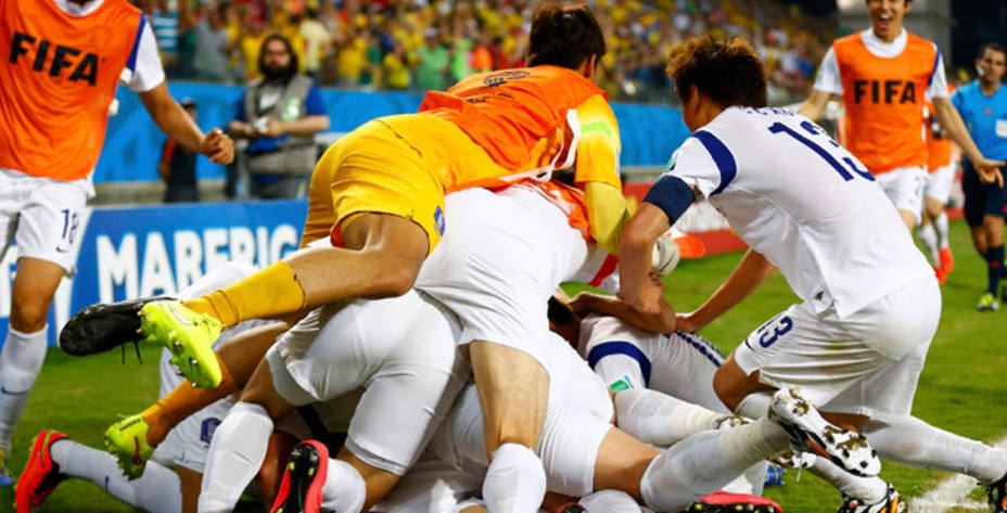 Los jugadores coreanos celebran el gol ante Rusia (Reuters)