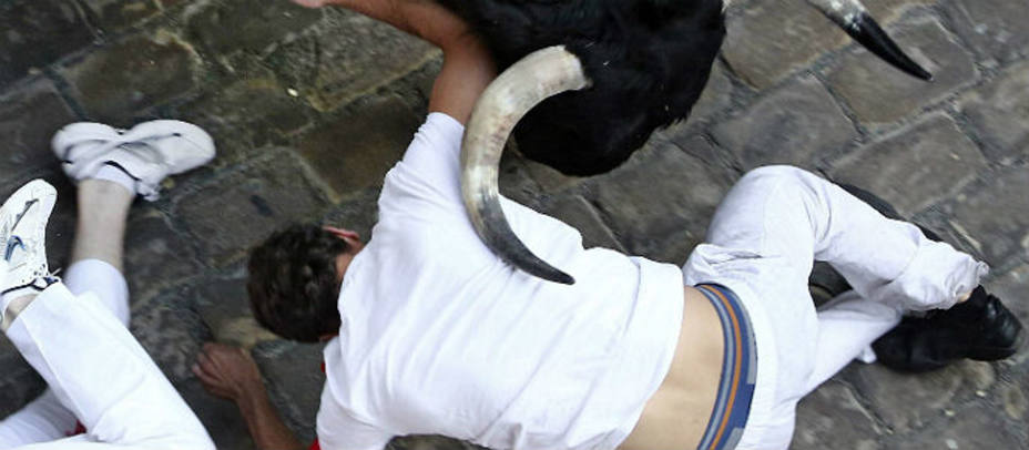 Uno de los mozos volteados por el toro de Garcigrande en la Cuesta de Santo Domingo. EFE
