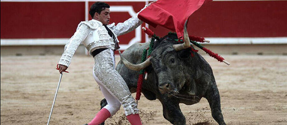 Alberto Aguilar ante uno de los deslucidos toros de Adolfo Martín en Pamplona. @AAguilarPrensa