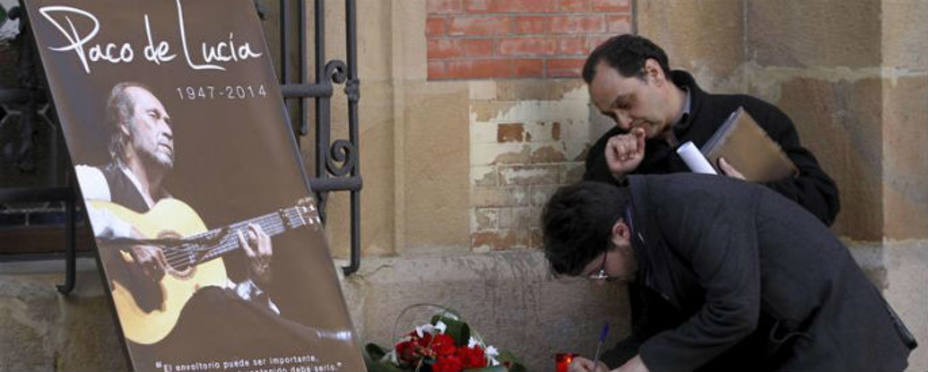 Dos personas firman esta tarde en el libro de condolencias de Paco Lucía, expuesto ante el Ayuntamiento de Algeciras. EFE