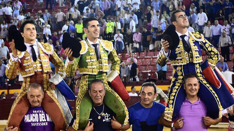 Andrés Roca Rey, Alejandro Talavante y El Fandi en su salida a hombros en Murcia