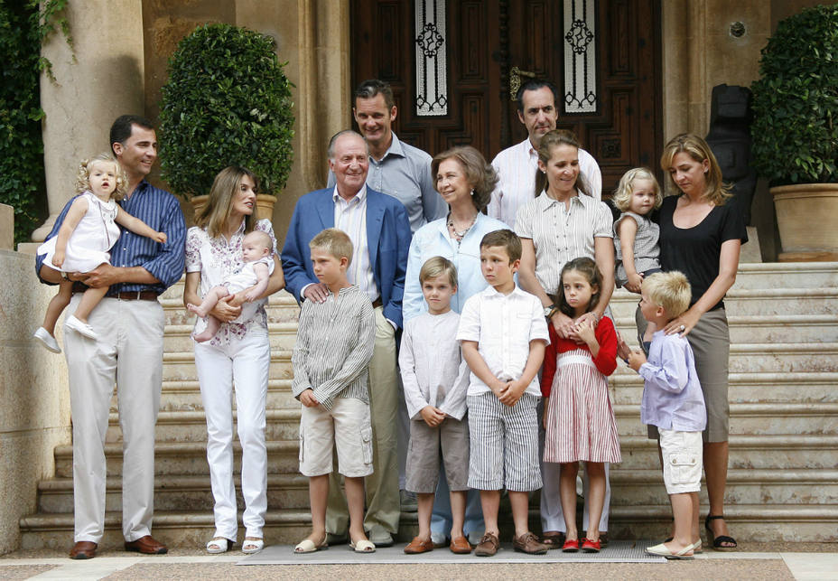 La Familia Real española posa en el Palacio de Marivent, Mallorca.