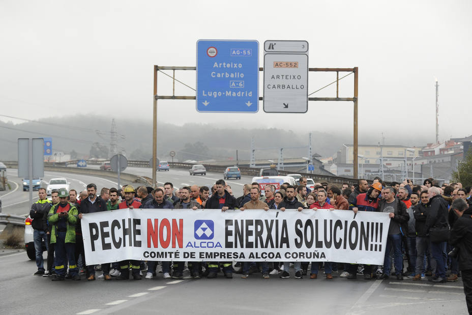 Sindicatos abandonan la reunión con Alcoa tras ratificarse en su decisión de cerrar sus plantas
