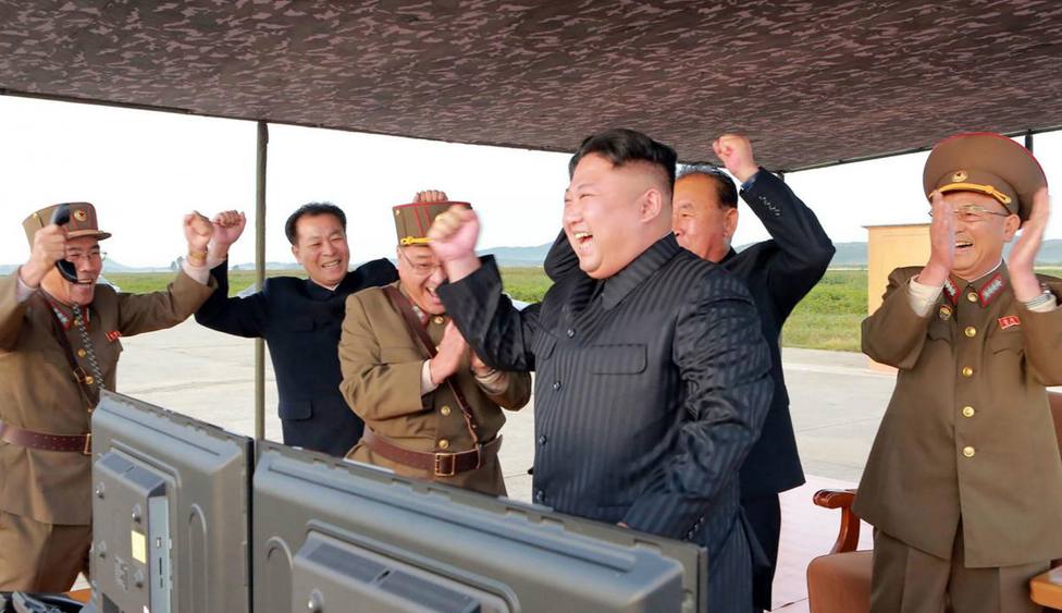 Kim Jong Un supervisa la prueba de un nuevo tipo de arma táctica guiada en Corea del Norte