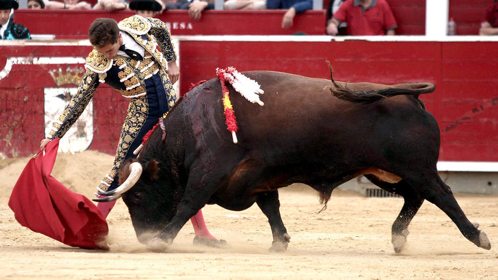 Derechazo de Ginés Marín al segundo toro de Alcurrucén, al que cortó una oreja