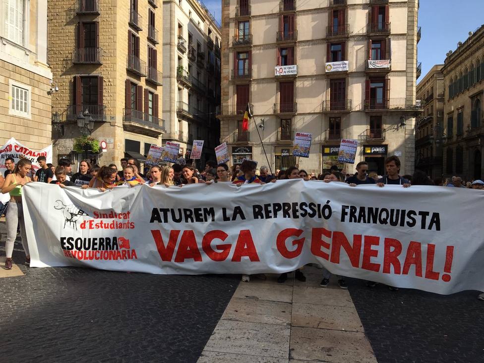 Más de un centenar de personas se concentran ante la Generalitat contra la sentencia