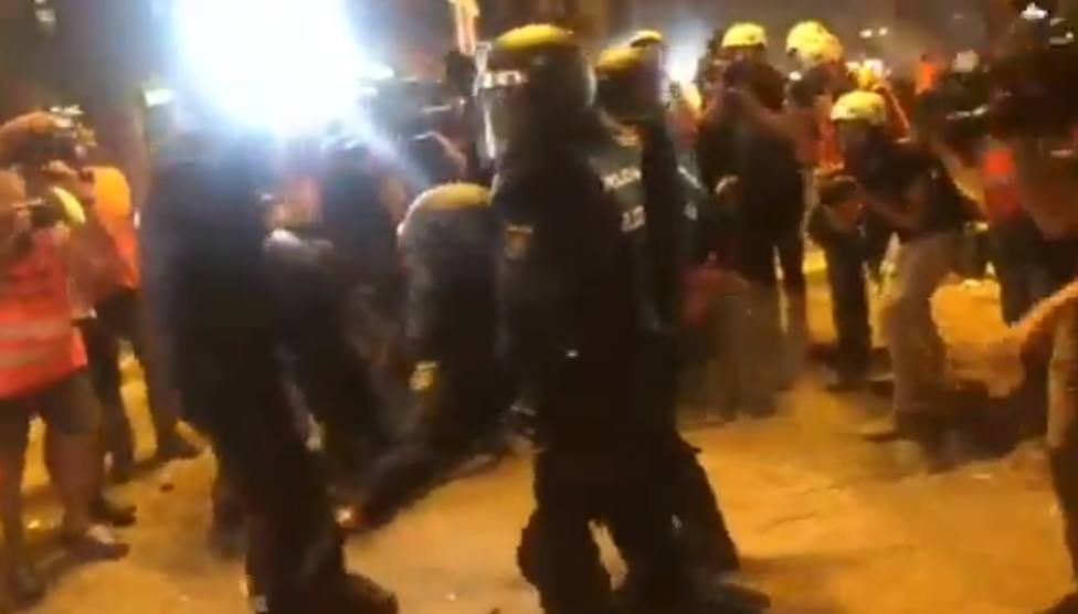 El dramático momento en el que un policía es retirado inconsciente por un impacto en la cabeza