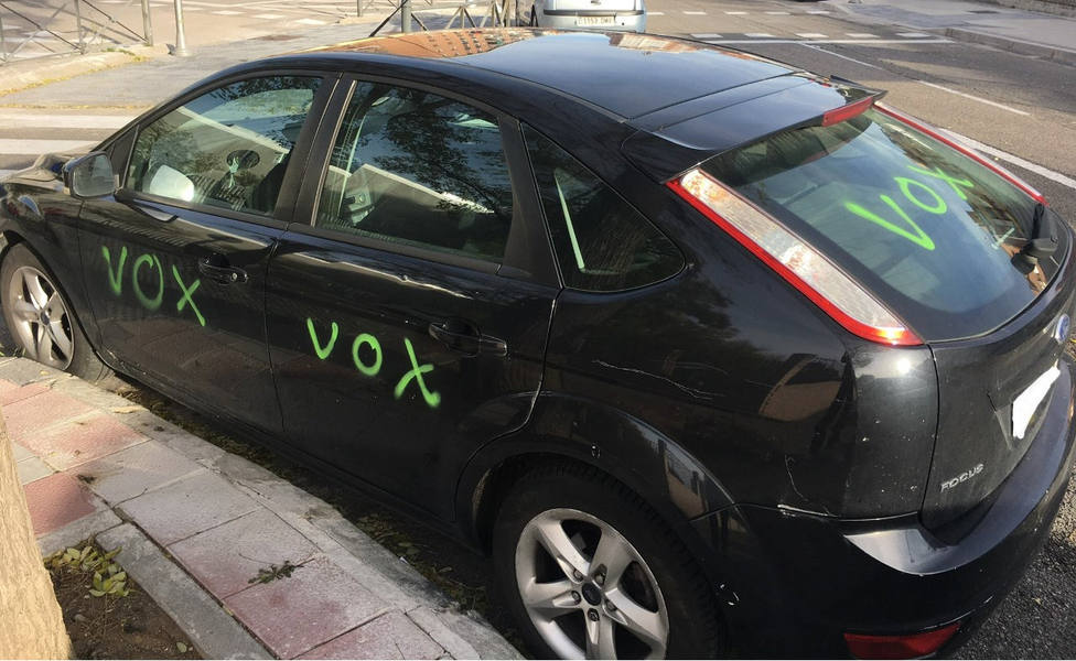 Señalan el coche de un hombre con la palabra Vox por tener una bandera de España dentro