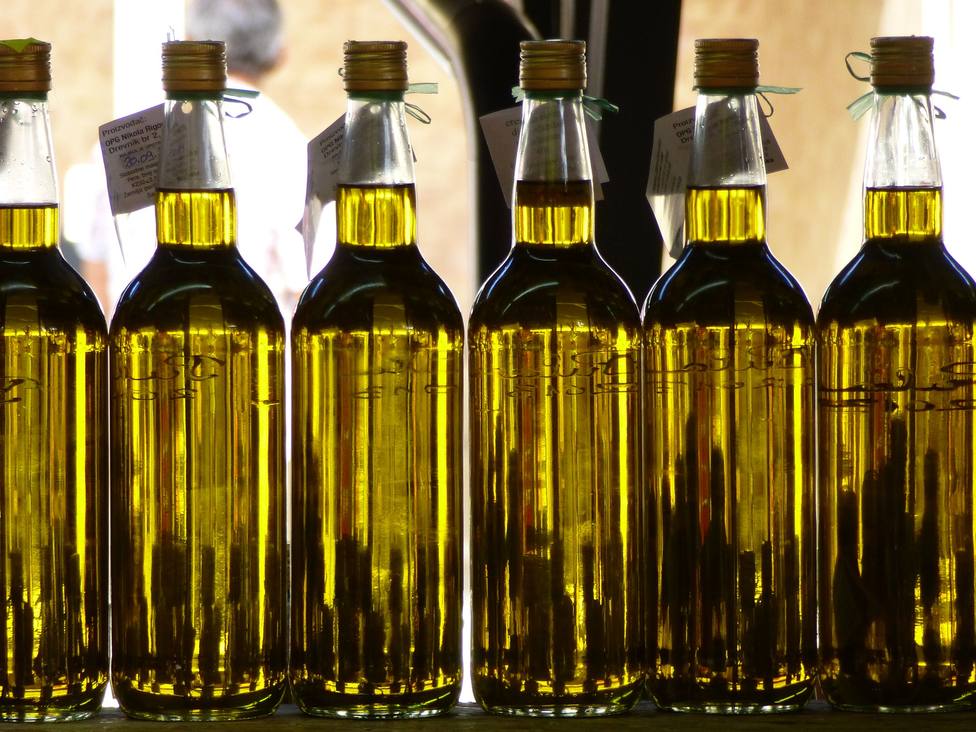 Botellas de aceite de oliva en el supermercado
