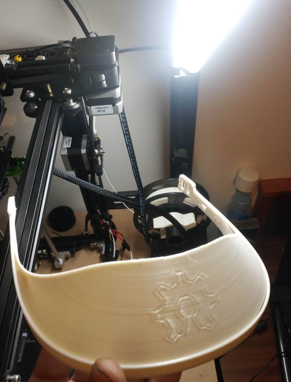 Un soberino usa impresoras 3D de piezas para drones para fabricar mascarillas que entrega gratis