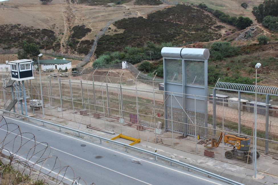 Colocan la primera muestra de la nueva valla fronteriza menos lesiva de diez metros de altura de Ceuta