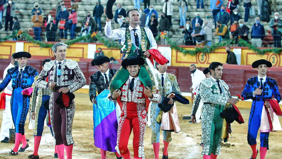 Antonio Ferrera, a hombros en la plaza de toros de Badajoz tras triunfar en su encerrona