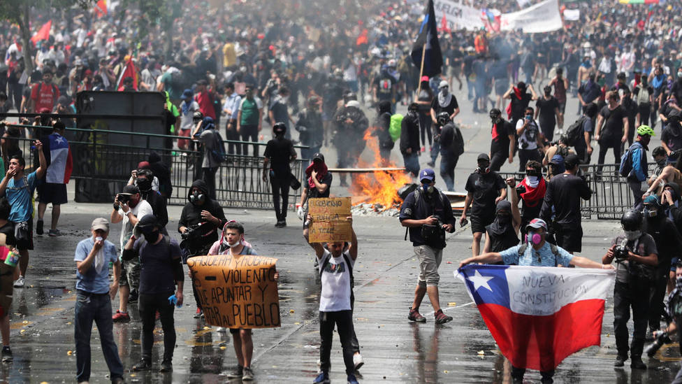 Enfrentamientos entre manifestantes y Policía en una protesta antigubernamental en la capital de Chile