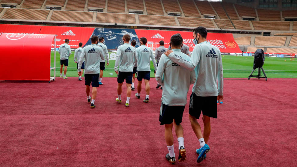 La Selección Española, en su último entrenamiento en La Cartuja, en Sevilla, antes de recibir a Kosovo