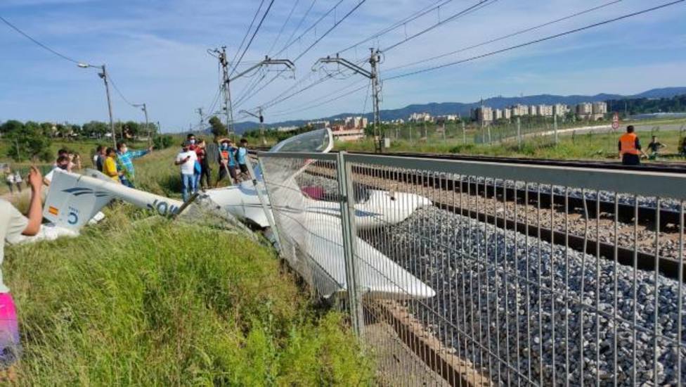 Una piloto herida tras caer su avioneta sobre las vías del tren en Sabadell