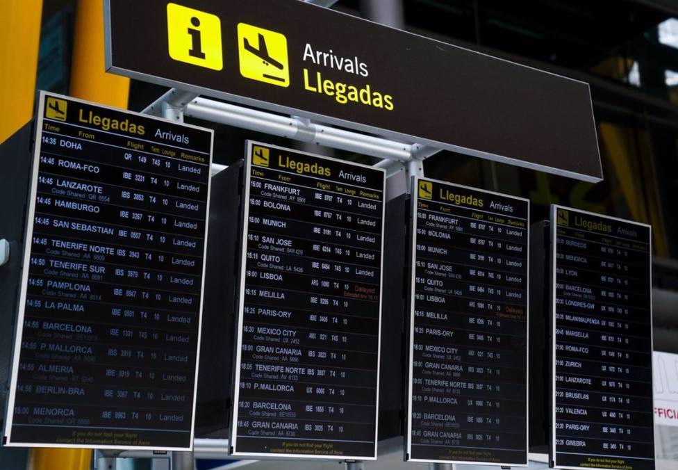 Panel de llegadas del aeropuerto de Madrid