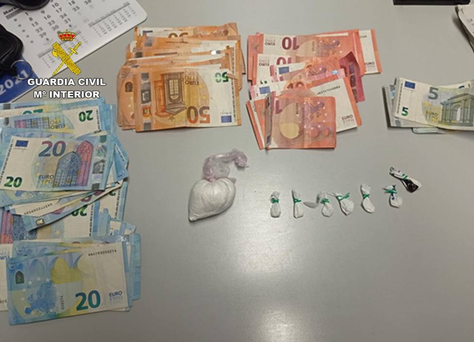 La Guardia Civil detiene in fraganti a dos individuos con más de 200 dosis de cocaína