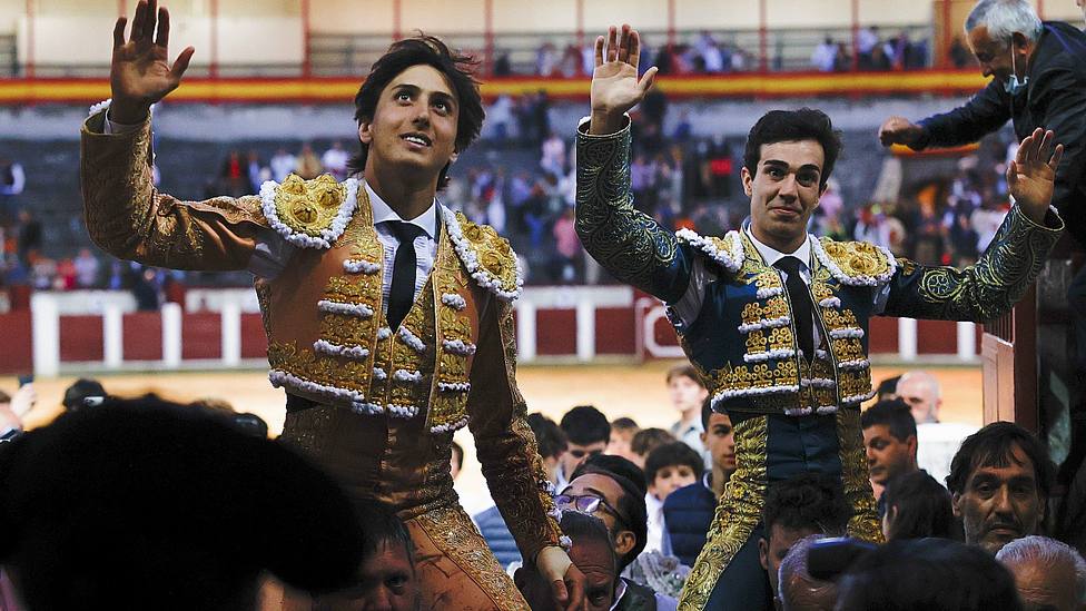 Roca Rey y Tomás Rufo en su salida a hombros este domingo en Valladolid