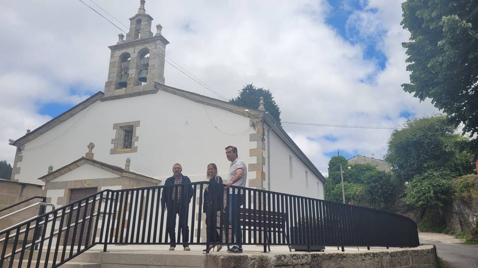 María Loureiro y Jesús Fernández supervisan la renovación de la Travesía da Igrexa, en Covas