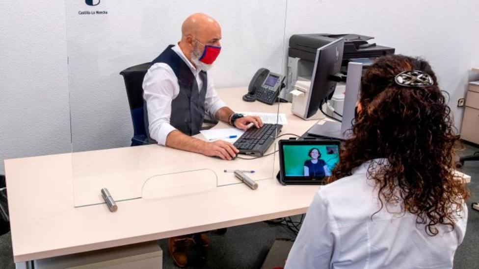 El Gobierno regional consolida el uso del servicio de video interpretación en lengua de signos en las Oficinas de Información y Registro de Castilla-La Mancha