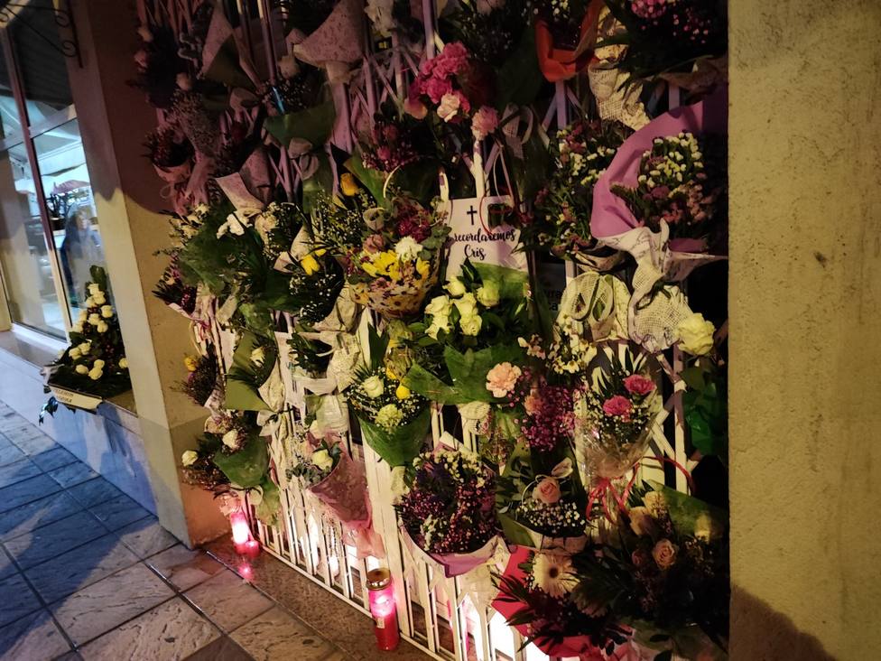 Vecinos de Lugo dejaron ramos de flores a la puerta de la tienda que regentaba la mujer asesinada