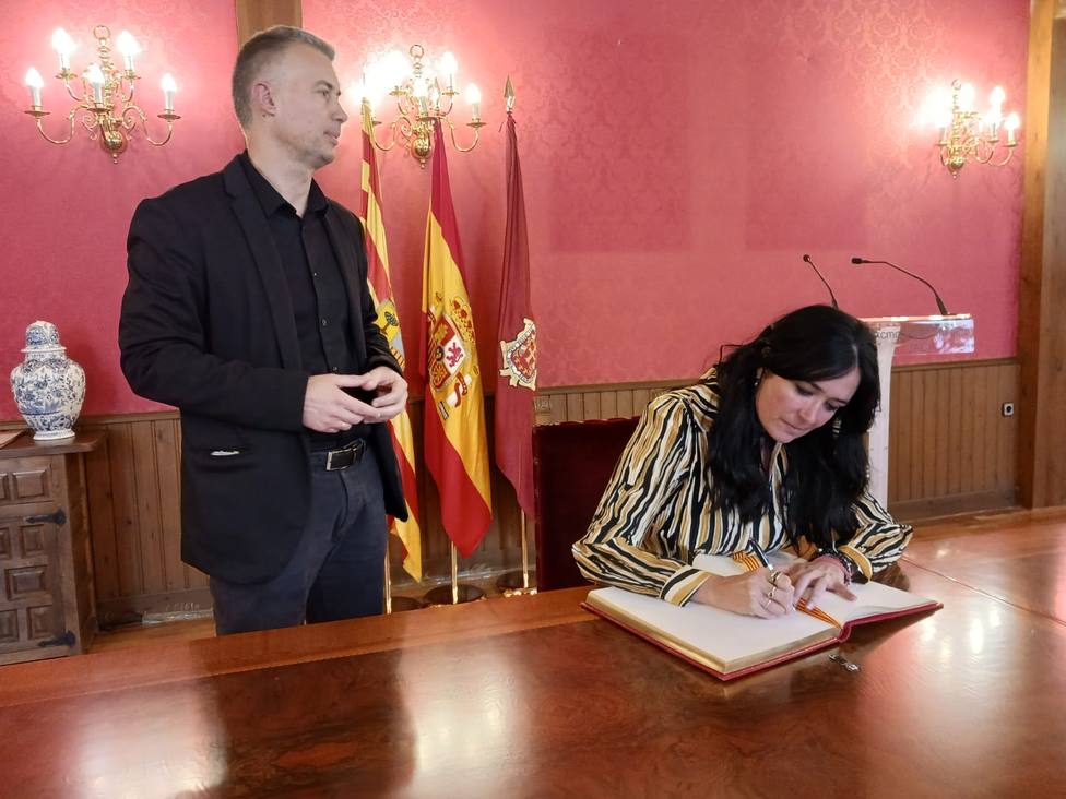 Lorena Orduna firma en el Libro de Honor
