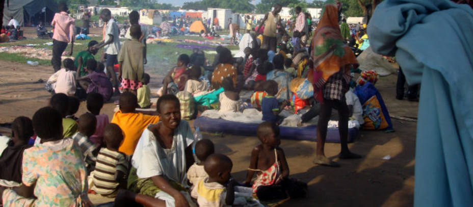 Familias sudanesas en un campamento. Foto REUTERS