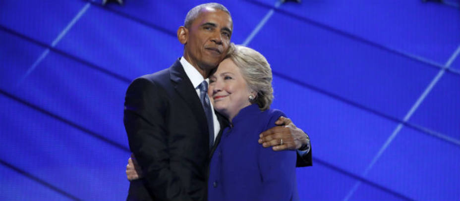 El presidente de EEUU, Barack Obama, y la candidata demócrata, Hillary Clinton, se abrazan en la Convención Demócrata en Filadelfia. Reuters.