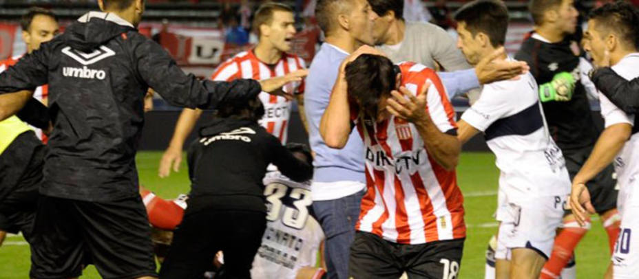 Álvaro Pereira provocó con su entrada una gran pelea en el Estudiantes-Esgrima. Foto: InfoBae.