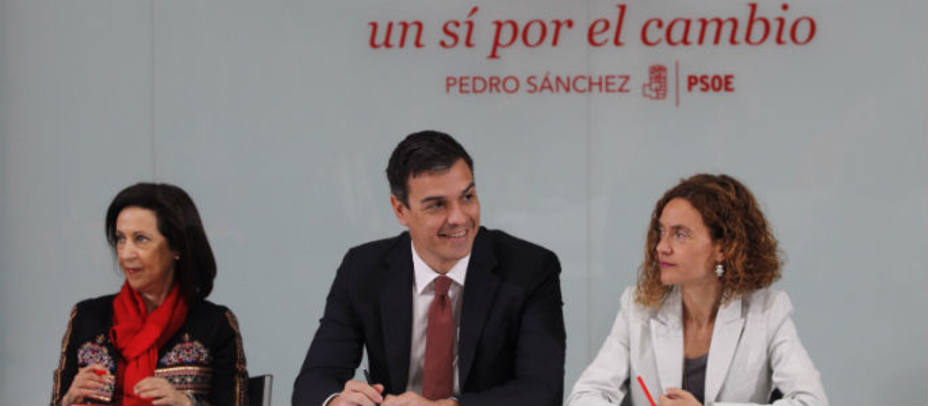 Pedro Sánchez acompañado por la número dos del partido por Madrid, Margarita Robles y la secretaria de Estudios y Programas del partido, Meritxell Batet. EFE