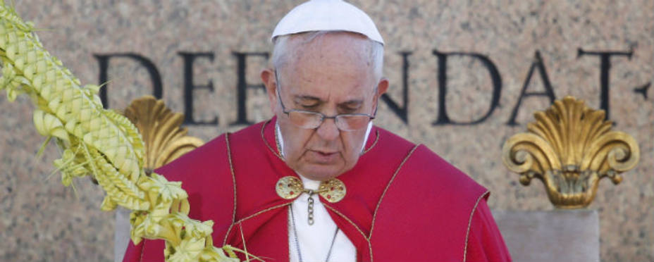 El Papa en un momento de recogimiento durante la celebración del Domingo de Ramos. Reuters