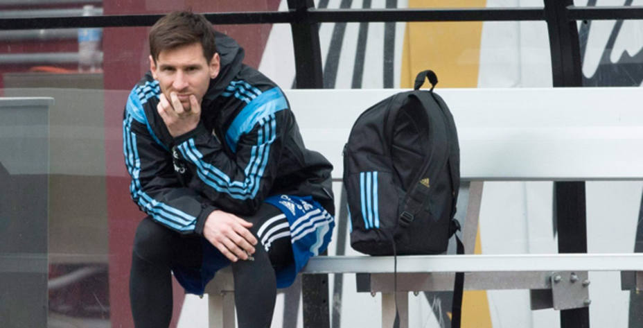 Messi, en el banquillo en un entrenamiento con Argentina (EFE)