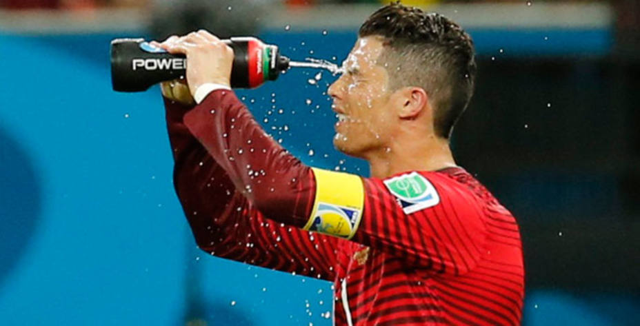 Cristiano Ronaldo aprovecha para refrescarse durante el tiempo muerto. REUTERS