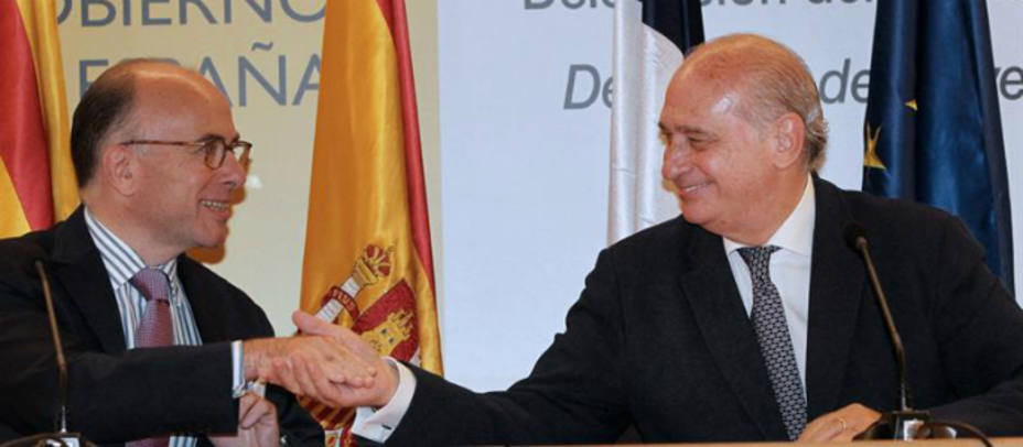 Bernard Cazeneuve y Fernández Díaz tras su reunión en Barcelona. EFE