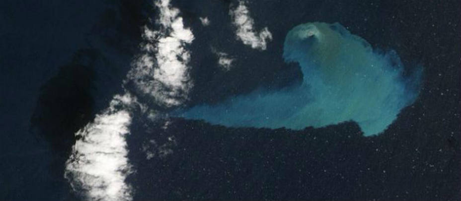Imagen desde el satélite del volcán de El Hierro. EFE