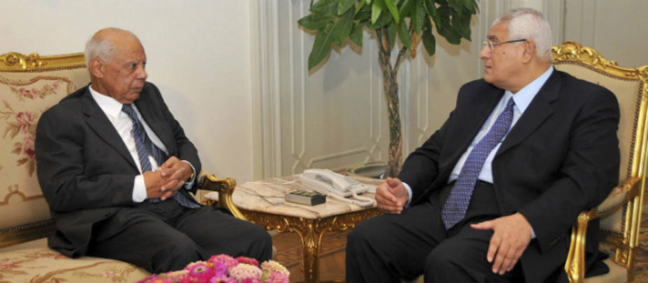 El presidente interino, Adli Mansur (d), durante un encuentro con el recién nombrado primer ministro Hazem Beblawi (i) en El Cairo. Foto: EFE.