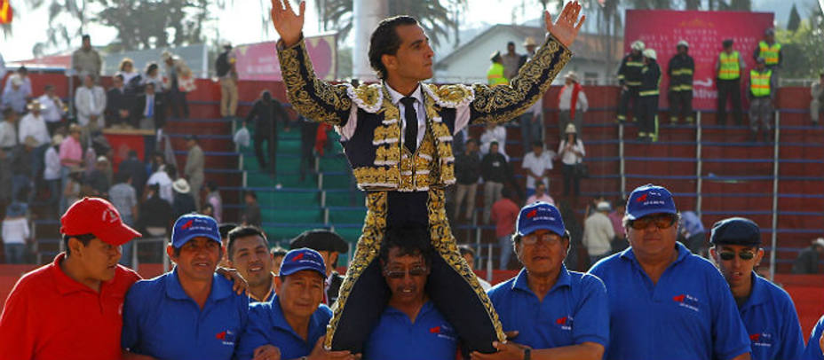 Iván Fandiño en su salida a hombros del coso ecuatoriano de Tambillo. EFE