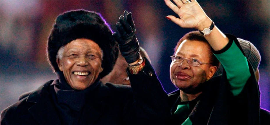 Nelson Mandela, junto a su mujer, en el Soccer City, sede del Mundial de Sudáfrica. REUTERS