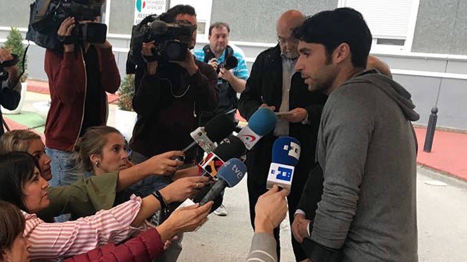 Cayetano atendiendo a los medios tras recibir el alta hospitalaria en la Clínica Quirón de Zaragoza