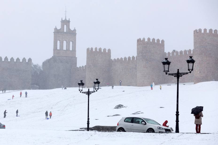 La nieve también ha llegado a las murallas de Ávila